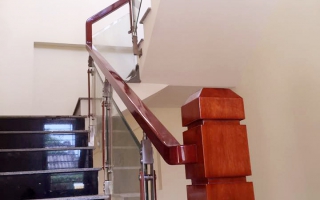 Cầu thang kính tại khu biệt thự Vinhomes Thăng Long